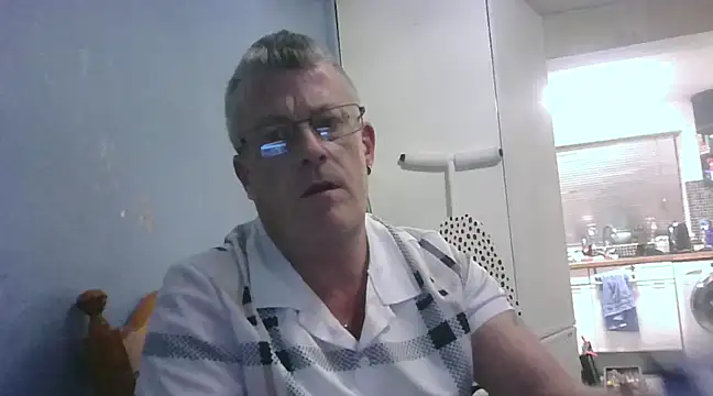 Snapshot of hefin18 chatting on March 5, 10:32 pm hefin18 online show from March 5, 10:32 pm