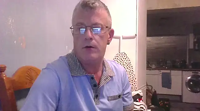 Snapshot of hefin18 chatting on March 6, 10:58 pm hefin18 online show from March 6, 10:58 pm