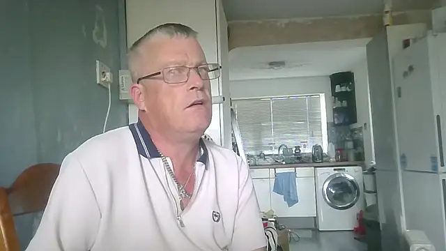 Snapshot of hefin18 chatting on September 13, 11:43 am hefin18 online show from September 13, 11:43 am