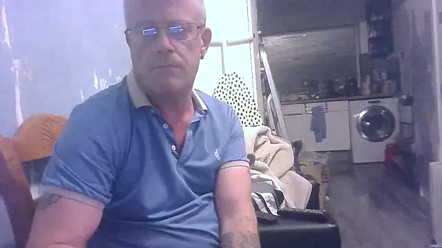 Snapshot of hefin18 chatting on October 2, 8:16 pm hefin18 online show from October 2, 8:16 pm