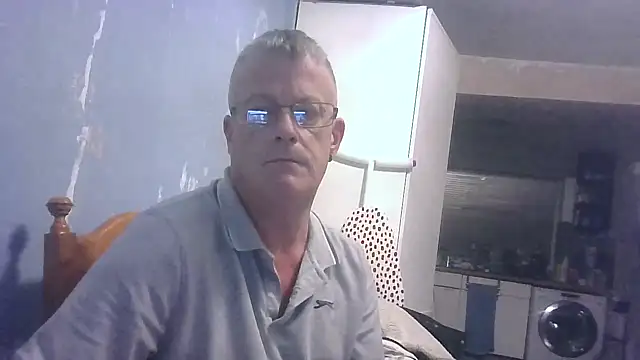 Snapshot of hefin18 chatting on October 9, 9:57 pm hefin18 online show from October 9, 9:57 pm