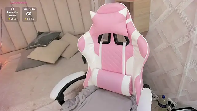 Clhoe Johnson online show from December 22, 1:19 pm