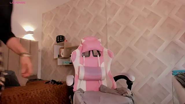 Clhoe Johnson online show from March 18, 12:41 pm