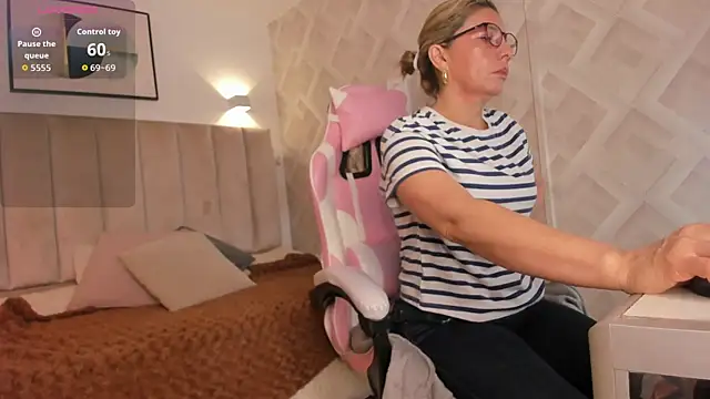 Clhoe Johnson online show from April 4, 12:24 pm