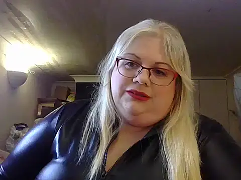 Snapshot of Kinkyhousewife83 chatting on September 27, 4:23 pm Kinkyhousewife83 online show from September 27, 4:23 pm