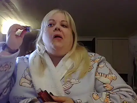 Snapshot of Kinkyhousewife83 chatting on October 16, 10:05 am Kinkyhousewife83 online show from October 16, 10:05 am