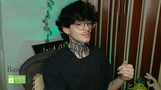 Snapshot of Mihail_leroy chatting on October 2, 1:45 am Mihail leroy online show from October 2, 1:45 am