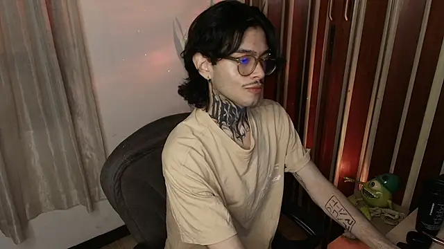 Snapshot of Mihail_leroy chatting on July 13, 11:51 pm Mihail leroy online show from July 13, 11:51 pm