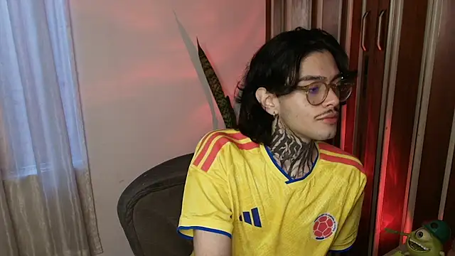 Snapshot of Mihail_leroy chatting on July 15, 11:10 pm Mihail leroy online show from July 15, 11:10 pm