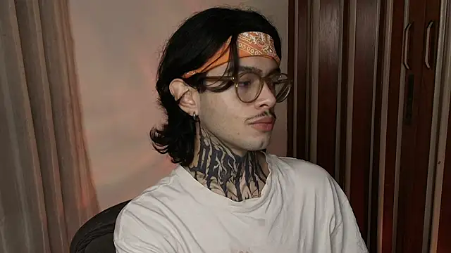 Snapshot of Mihail_leroy chatting on July 31, 2:33 am Mihail leroy online show from July 31, 2:33 am