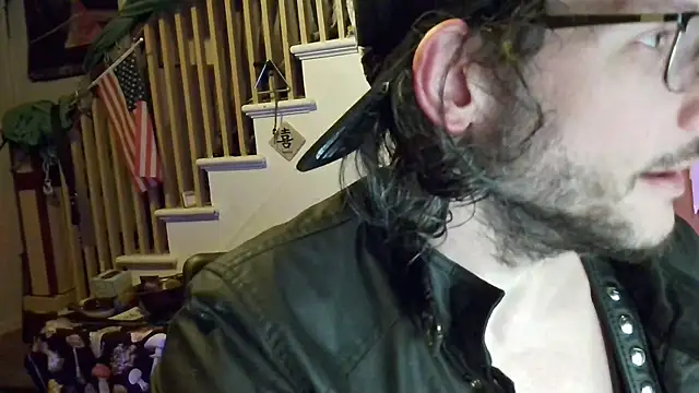 Snapshot of MasterDaddyCool chatting on October 4, 5:05 am MasterDaddyCool online show from October 4, 5:05 am