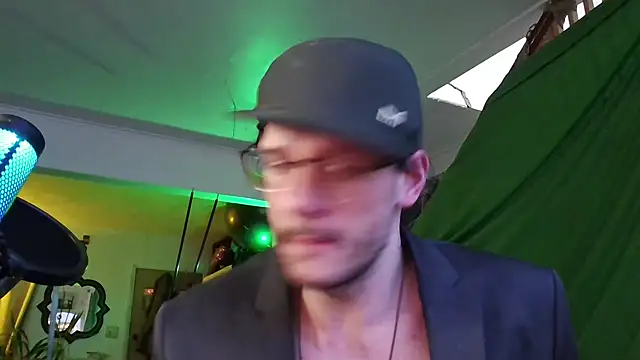 Snapshot of MasterDaddyCool chatting on October 21, 3:51 am MasterDaddyCool online show from October 21, 3:51 am