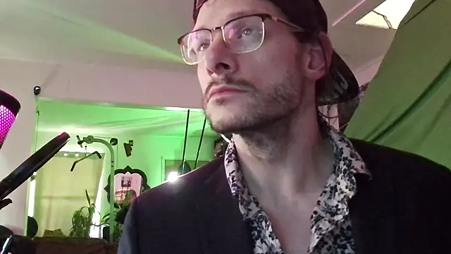 Snapshot of MasterDaddyCool chatting on October 28, 4:31 pm MasterDaddyCool online show from October 28, 4:31 pm