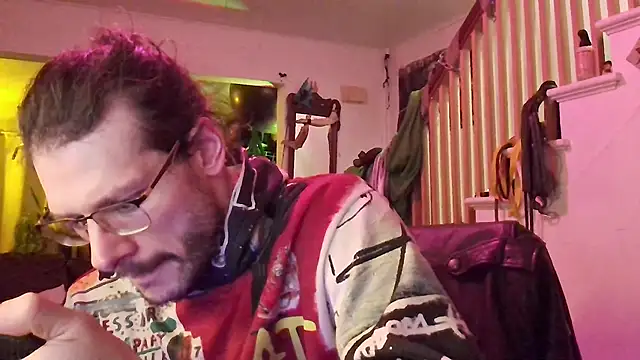 Snapshot of MasterDaddyCool chatting on November 12, 10:04 am MasterDaddyCool online show from November 12, 10:04 am