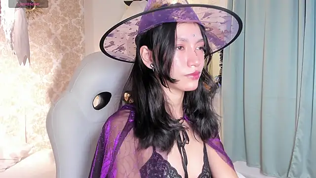Snapshot of LilyThea chatting on October 31, 9:16 pm LilyThea online show from October 31, 9:16 pm