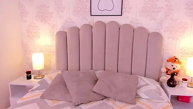 ShaynaHosk online show from March 15, 5:30 pm