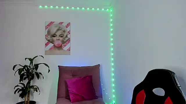 Snapshot of rouse_red chatting on October 24, 7:21 pm rouse red online show from October 24, 7:21 pm