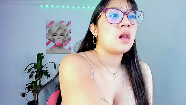 Snapshot of rouse_red chatting on November 18, 6:56 pm rouse red online show from November 18, 6:56 pm