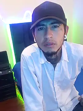 Snapshot of Tattoboy19cm chatting on September 13, 2:39 pm Tattoboy19cm online show from September 13, 2:39 pm