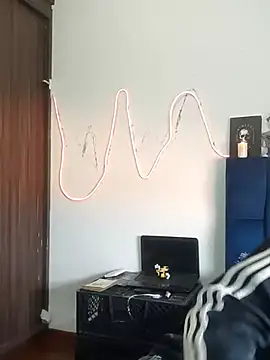 Snapshot of Tattoboy19cm chatting on October 6, 10:07 pm Tattoboy19cm online show from October 6, 10:07 pm