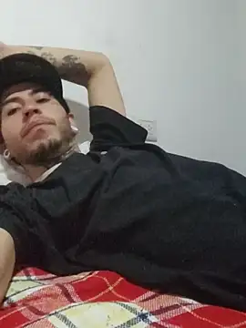 Snapshot of Tattoboy19cm chatting on November 18, 7:18 pm Tattoboy19cm online show from November 18, 7:18 pm