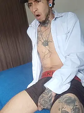 Snapshot of Tattoboy19cm chatting on November 25, 7:58 pm Tattoboy19cm online show from November 25, 7:58 pm