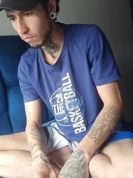 Snapshot of Tattoboy19cm chatting on November 30, 9:08 pm Tattoboy19cm online show from November 30, 9:08 pm