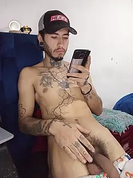 Snapshot of Tattoboy19cm chatting on June 30, 5:14 pm Tattoboy19cm online show from June 30, 5:14 pm