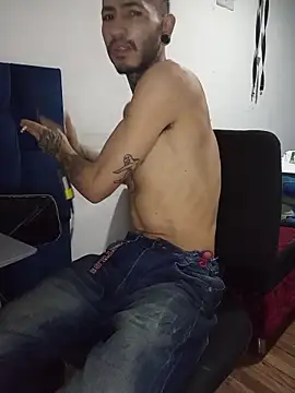 Snapshot of Tattoboy19cm chatting on July 13, 11:18 pm Tattoboy19cm online show from July 13, 11:18 pm