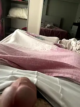 Snapshot of Heros2000 chatting on November 10, 5:28 am Heros2000 online show from November 10, 5:28 am