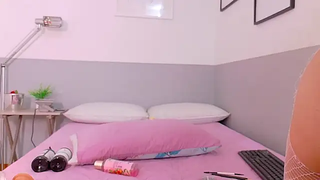 Snapshot of cutepetitee chatting on January 15, 7:28 pm cutepetitee online show from January 15, 7:28 pm