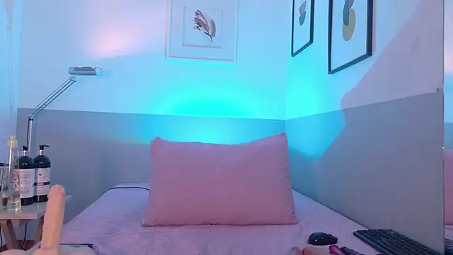 cutepetitee online show from March 20, 8:14 pm