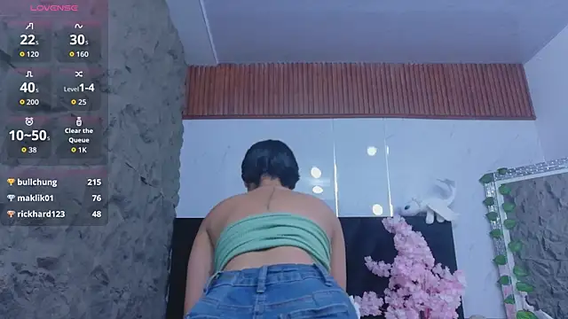 cutepetitee online show from May 29, 7:56 pm