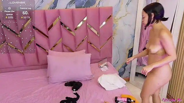 cutepetitee online show from July 21, 12:40 pm