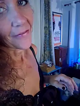 Snapshot of PhynneNicole chatting on November 6, 6:36 am PhynneNicole online show from November 6, 6:36 am