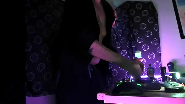 Snapshot of DjDiCKmannOnE chatting on November 29, 2:03 am DjDiCKmannOnE online show from November 29, 2:03 am