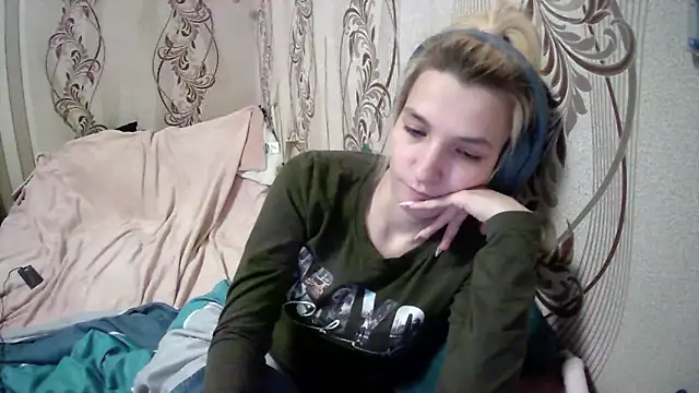 Snapshot of AlissaClark chatting on April 30, 8:48 pm AlissaClark online show from April 30, 8:48 pm