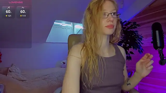 Snapshot of AuroraShoww chatting on October 17, 7:44 am AuroraShoww online show from October 17, 7:44 am