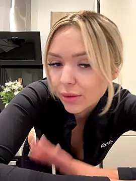 Snapshot of lolableux chatting on November 18, 5:17 pm lolableux online show from November 18, 5:17 pm