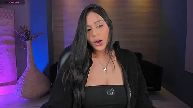 Snapshot of AmbarJames_ chatting on December 17, 12:00 pm AmbarJames online show from December 17, 12:00 pm