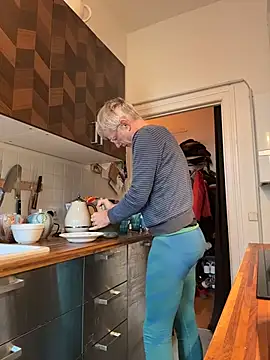 SexyLeon8 online show from December 18, 8:20 am