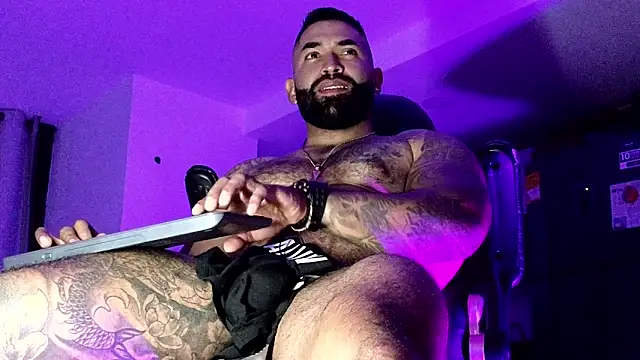 Snapshot of Max-prada chatting on February 18, 2:40 am Max-prada online show from February 18, 2:40 am