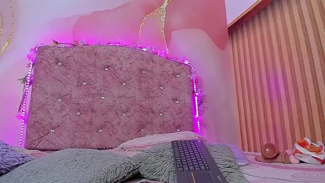 violet taylor  online show from December 18, 2:28 am