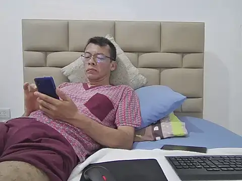 skinnylatino51 online show from March 18, 12:36 am