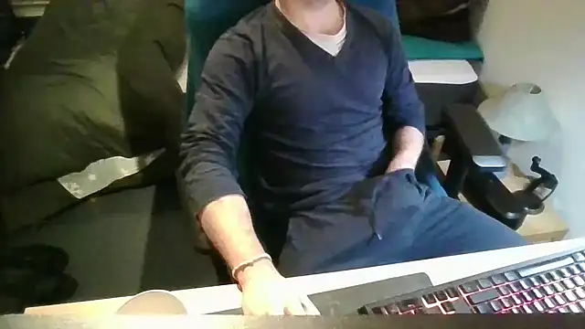 Snapshot of azdert210 chatting on March 3, 1:56 am azdert210 online show from March 3, 1:56 am