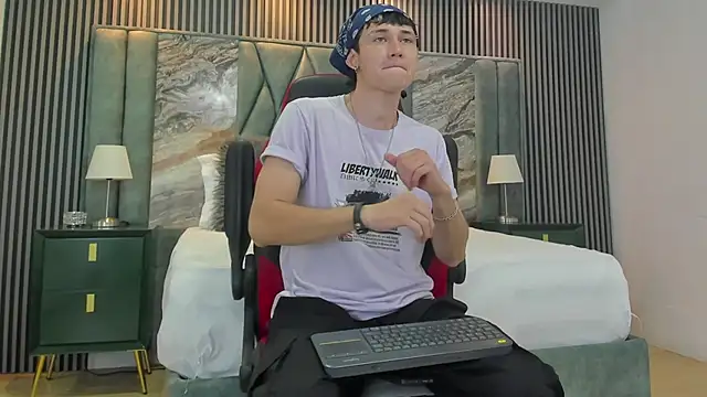 Snapshot of Michael_blue chatting on September 13, 9:25 pm Michael blue online show from September 13, 9:25 pm