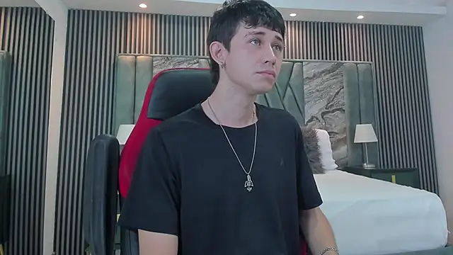 Snapshot of Michael_blue chatting on September 14, 12:15 pm Michael blue online show from September 14, 12:15 pm