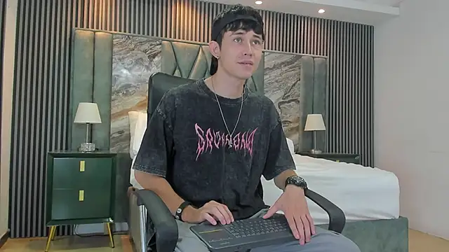 Snapshot of Michael_blue chatting on September 28, 1:27 pm Michael blue online show from September 28, 1:27 pm