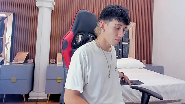 Snapshot of Michael_blue chatting on October 17, 8:22 pm Michael blue online show from October 17, 8:22 pm