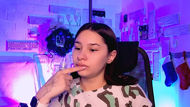 Snapshot of KimClarks_ chatting on December 21, 6:42 am KimClarks online show from December 21, 6:42 am